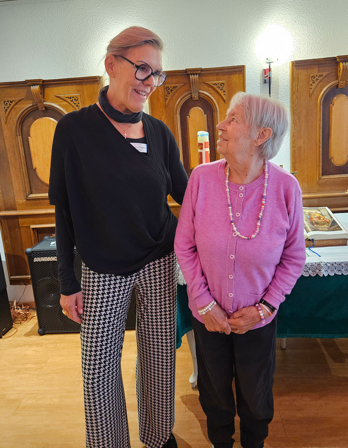Cornelia Engler (li) mit einer Bewohnerin / Foto: Juliane Schmidt